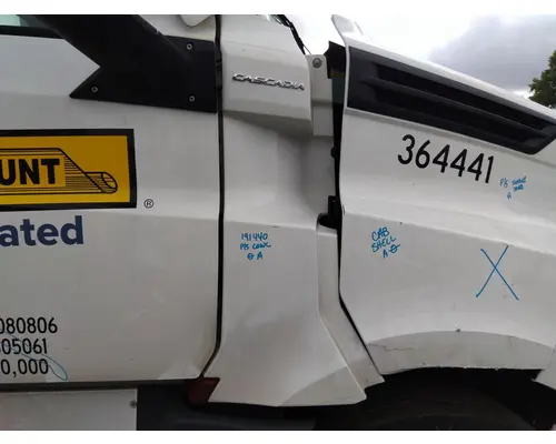 FREIGHTLINER CASCADIA 126 COWL