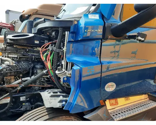 FREIGHTLINER CASCADIA 126 COWL
