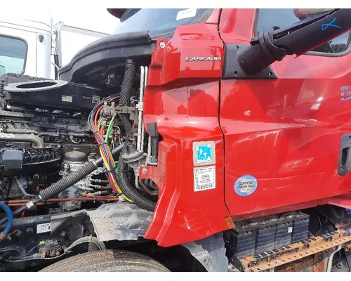 FREIGHTLINER CASCADIA 126 COWL