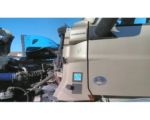FREIGHTLINER CASCADIA 126 COWL