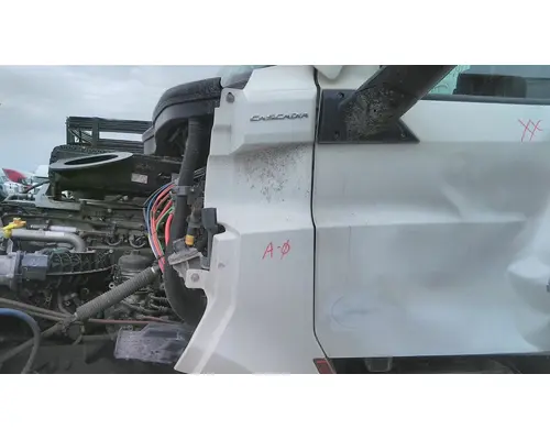 FREIGHTLINER CASCADIA 126 COWL