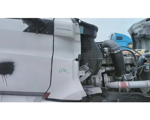 FREIGHTLINER CASCADIA 126 COWL