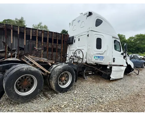 FREIGHTLINER CASCADIA 126 Complete Vehicle