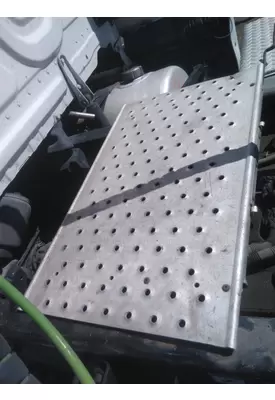 FREIGHTLINER CASCADIA 126 DECK (CATWALK) STEP
