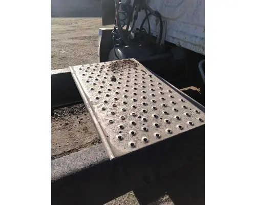 FREIGHTLINER CASCADIA 126 DECK (CATWALK) STEP