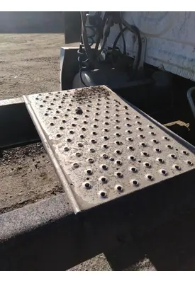 FREIGHTLINER CASCADIA 126 DECK (CATWALK) STEP