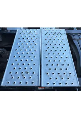 FREIGHTLINER CASCADIA 126 DECK (CATWALK) STEP