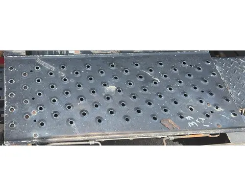 FREIGHTLINER CASCADIA 126 DECK (CATWALK) STEP