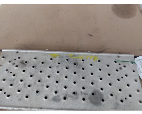 FREIGHTLINER CASCADIA 126 DECK (CATWALK) STEP