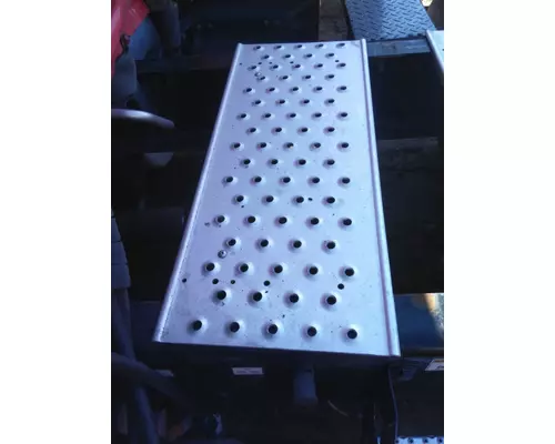 FREIGHTLINER CASCADIA 126 DECK (CATWALK) STEP