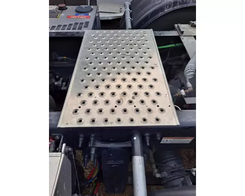 FREIGHTLINER CASCADIA 126 DECK (CATWALK) STEP