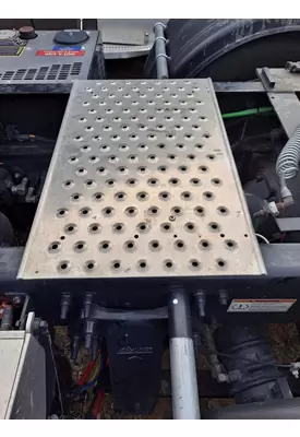 FREIGHTLINER CASCADIA 126 DECK (CATWALK) STEP