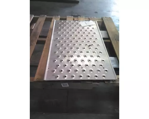 FREIGHTLINER CASCADIA 126 DECK (CATWALK) STEP