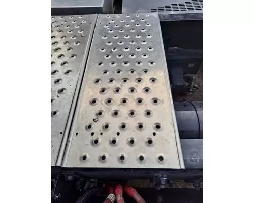 FREIGHTLINER CASCADIA 126 DECK (CATWALK) STEP