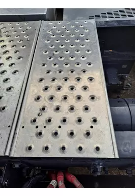 FREIGHTLINER CASCADIA 126 DECK (CATWALK) STEP