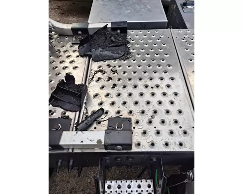 FREIGHTLINER CASCADIA 126 DECK (CATWALK) STEP