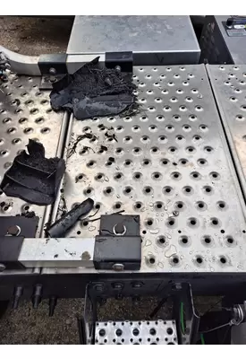 FREIGHTLINER CASCADIA 126 DECK (CATWALK) STEP