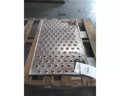 FREIGHTLINER CASCADIA 126 DECK (CATWALK) STEP