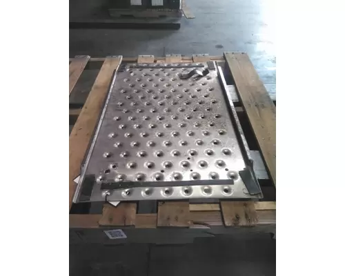 FREIGHTLINER CASCADIA 126 DECK (CATWALK) STEP