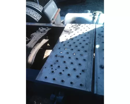 FREIGHTLINER CASCADIA 126 DECK (CATWALK) STEP
