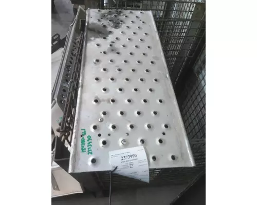FREIGHTLINER CASCADIA 126 DECK (CATWALK) STEP