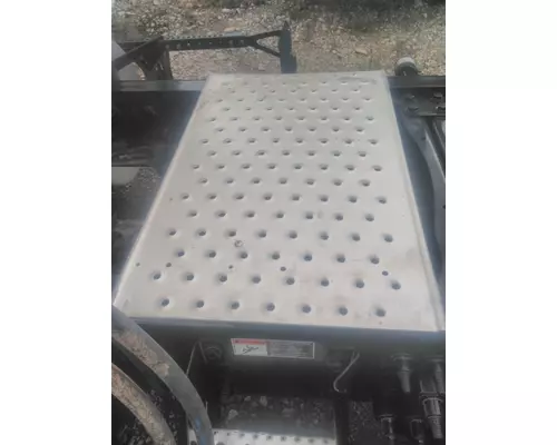 FREIGHTLINER CASCADIA 126 DECK (CATWALK) STEP