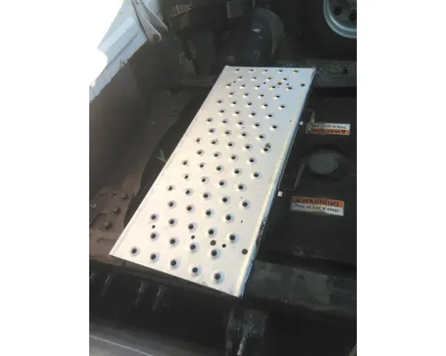 FREIGHTLINER CASCADIA 126 DECK (CATWALK) STEP