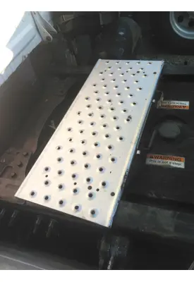 FREIGHTLINER CASCADIA 126 DECK (CATWALK) STEP
