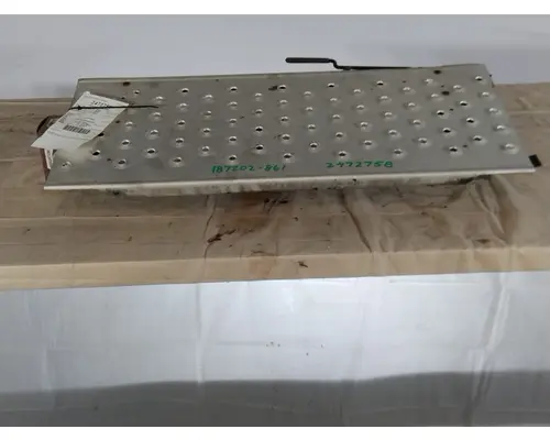 FREIGHTLINER CASCADIA 126 DECK (CATWALK) STEP