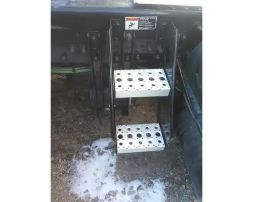 FREIGHTLINER CASCADIA 126 DECK (CATWALK) STEP