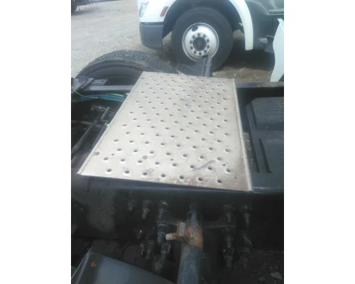 FREIGHTLINER CASCADIA 126 DECK (CATWALK) STEP