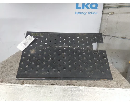 FREIGHTLINER CASCADIA 126 DECK (CATWALK) STEP