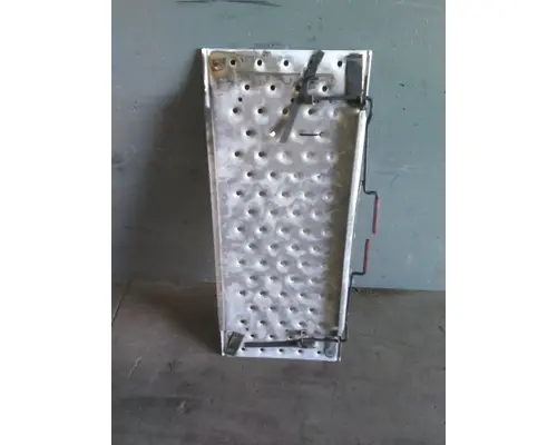 FREIGHTLINER CASCADIA 126 DECK (CATWALK) STEP
