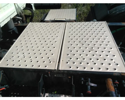 FREIGHTLINER CASCADIA 126 DECK (CATWALK) STEP