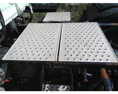 FREIGHTLINER CASCADIA 126 DECK (CATWALK) STEP