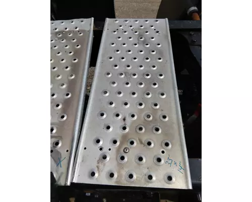 FREIGHTLINER CASCADIA 126 DECK (CATWALK) STEP