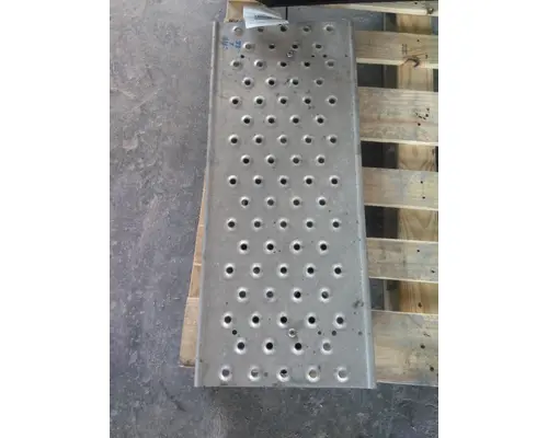 FREIGHTLINER CASCADIA 126 DECK (CATWALK) STEP