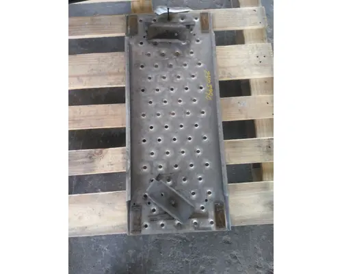 FREIGHTLINER CASCADIA 126 DECK (CATWALK) STEP