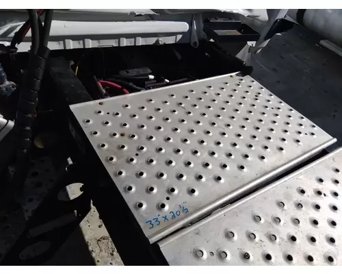 FREIGHTLINER CASCADIA 126 DECK (CATWALK) STEP