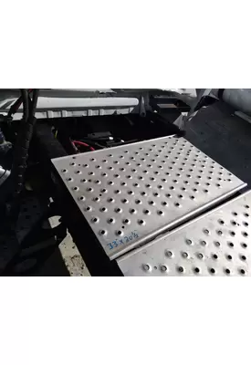FREIGHTLINER CASCADIA 126 DECK (CATWALK) STEP