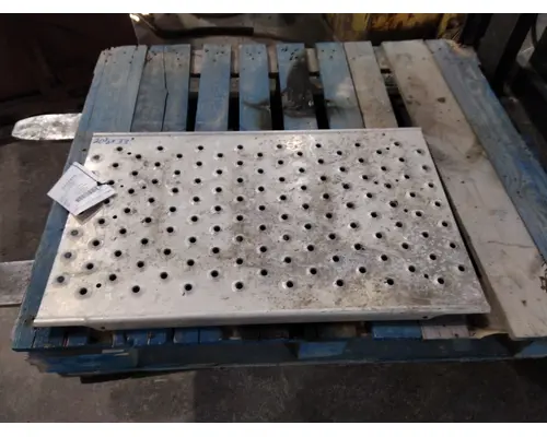 FREIGHTLINER CASCADIA 126 DECK (CATWALK) STEP