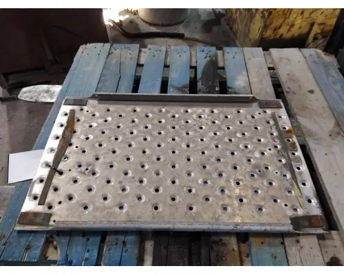 FREIGHTLINER CASCADIA 126 DECK (CATWALK) STEP