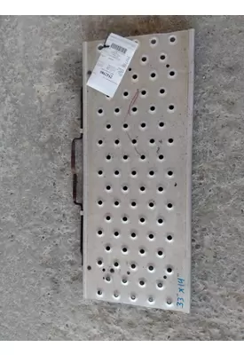 FREIGHTLINER CASCADIA 126 DECK (CATWALK) STEP