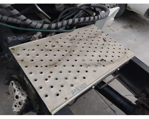 FREIGHTLINER CASCADIA 126 DECK (CATWALK) STEP