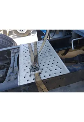FREIGHTLINER CASCADIA 126 DECK (CATWALK) STEP