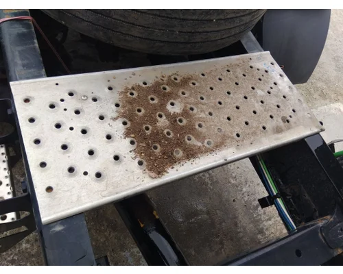 FREIGHTLINER CASCADIA 126 DECK (CATWALK) STEP