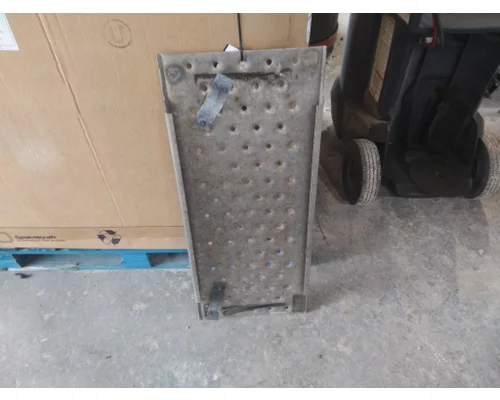 FREIGHTLINER CASCADIA 126 DECK (CATWALK) STEP