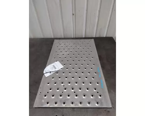 FREIGHTLINER CASCADIA 126 DECK (CATWALK) STEP