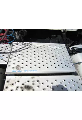 FREIGHTLINER CASCADIA 126 DECK (CATWALK) STEP