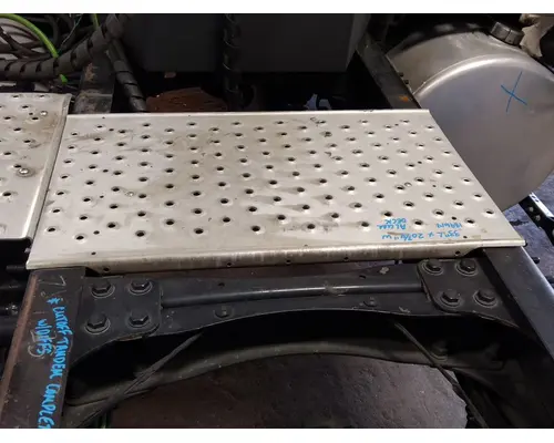 FREIGHTLINER CASCADIA 126 DECK (CATWALK) STEP